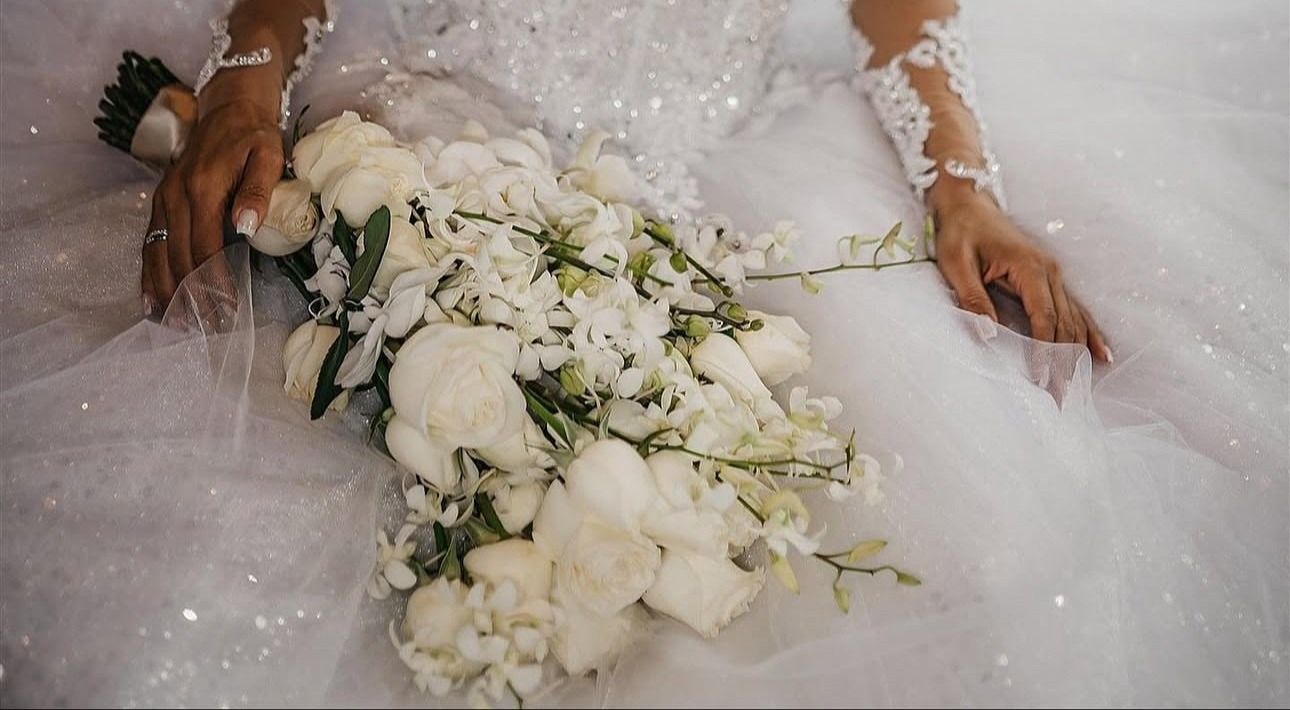 Buquê branco de rosas e orquídeas