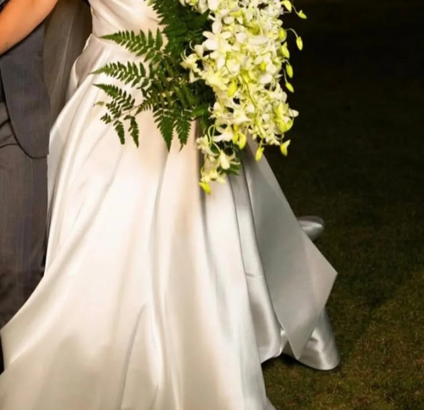Buquê de orquídeas brancas com samambaias