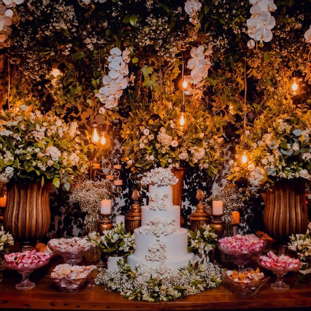 Decoração de casamento clássico tradicional com flores brancas e candelabros