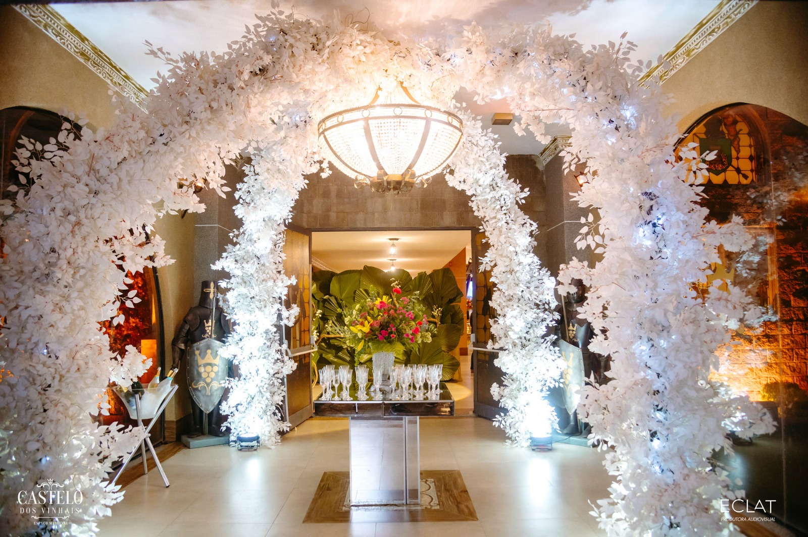 Arco de flores em casamento contemporâneo