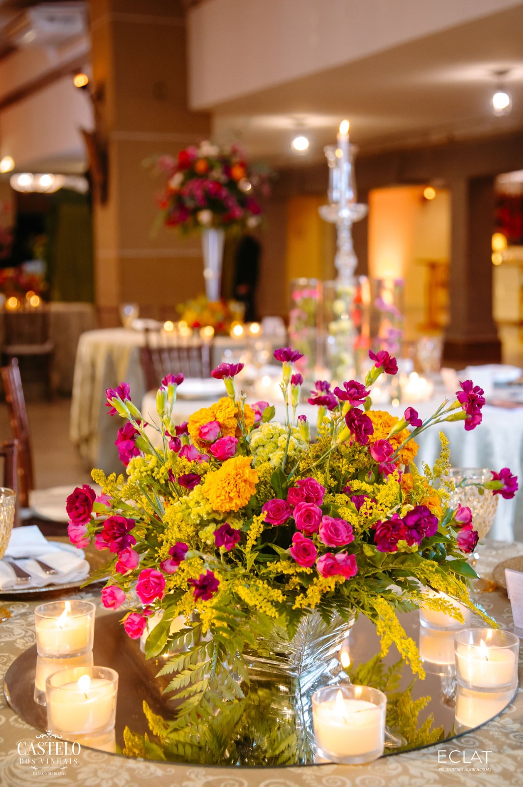 Centro de mesa de casamento com flores tropicais coloridas