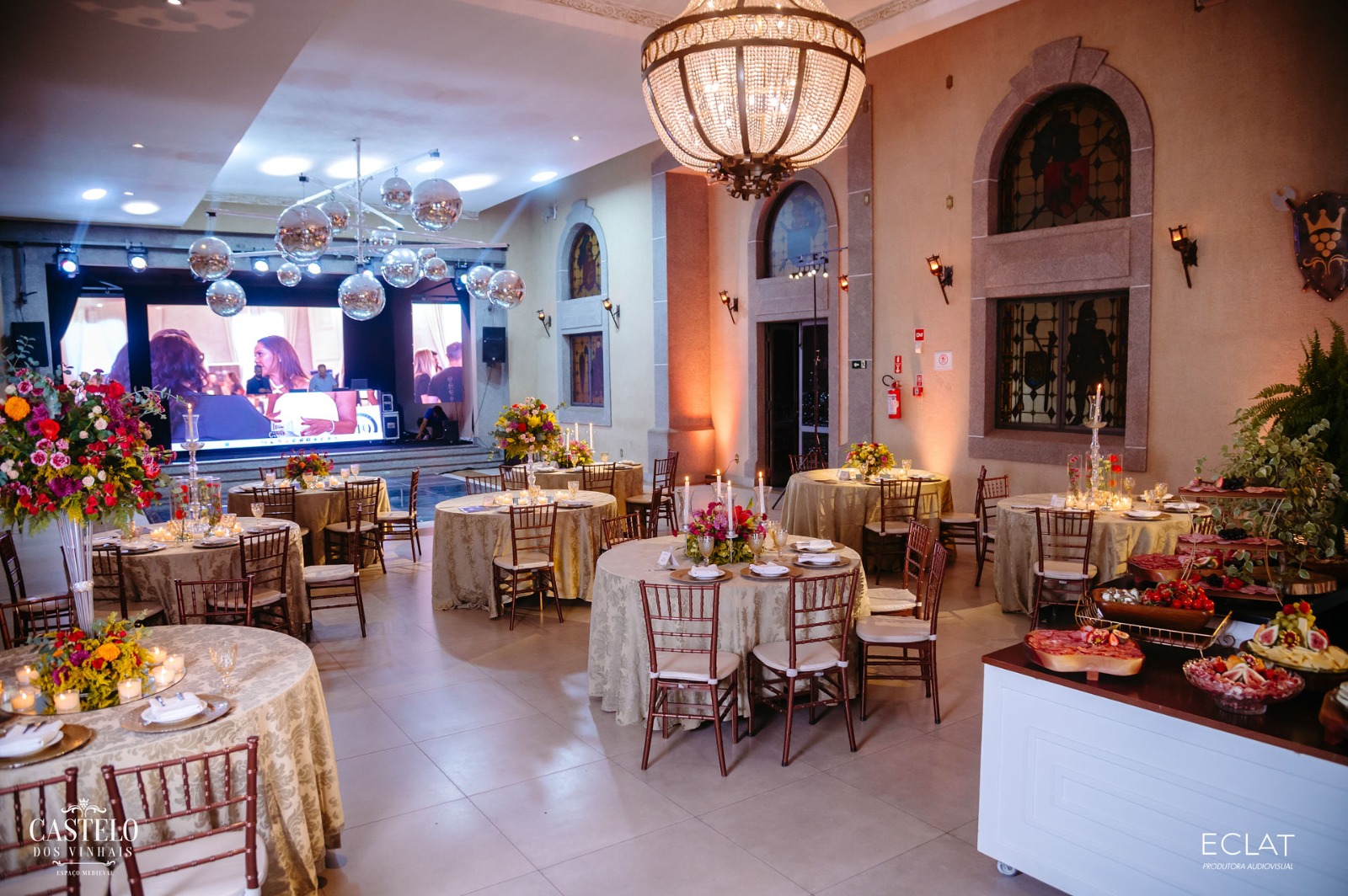 Salão de casamento moderno com decoração contemporânea
