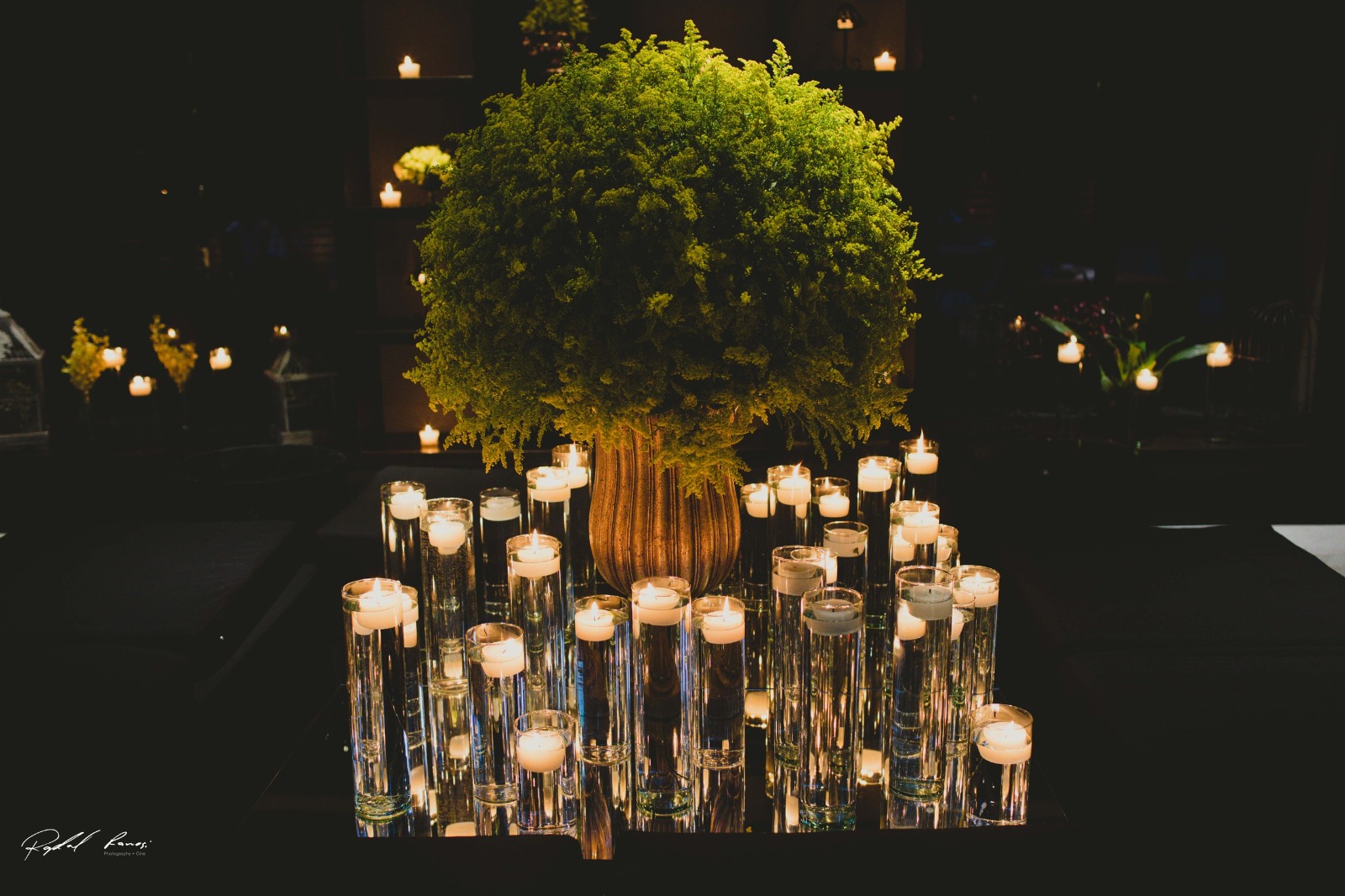 Decoração de casamento campestre com samambaias e velas