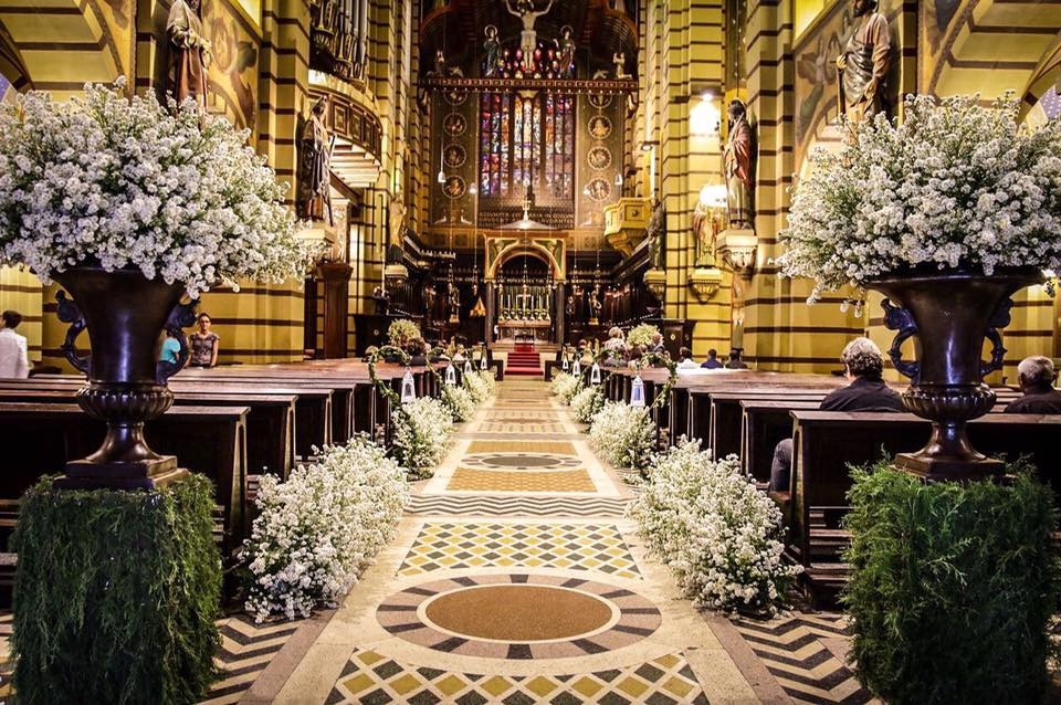 Decoração de igreja romântica com mosquitinho