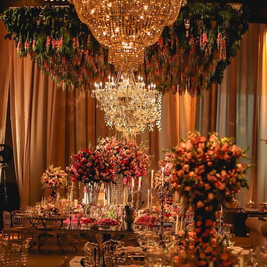 Salão de casamento de luxo com lustres de cristal