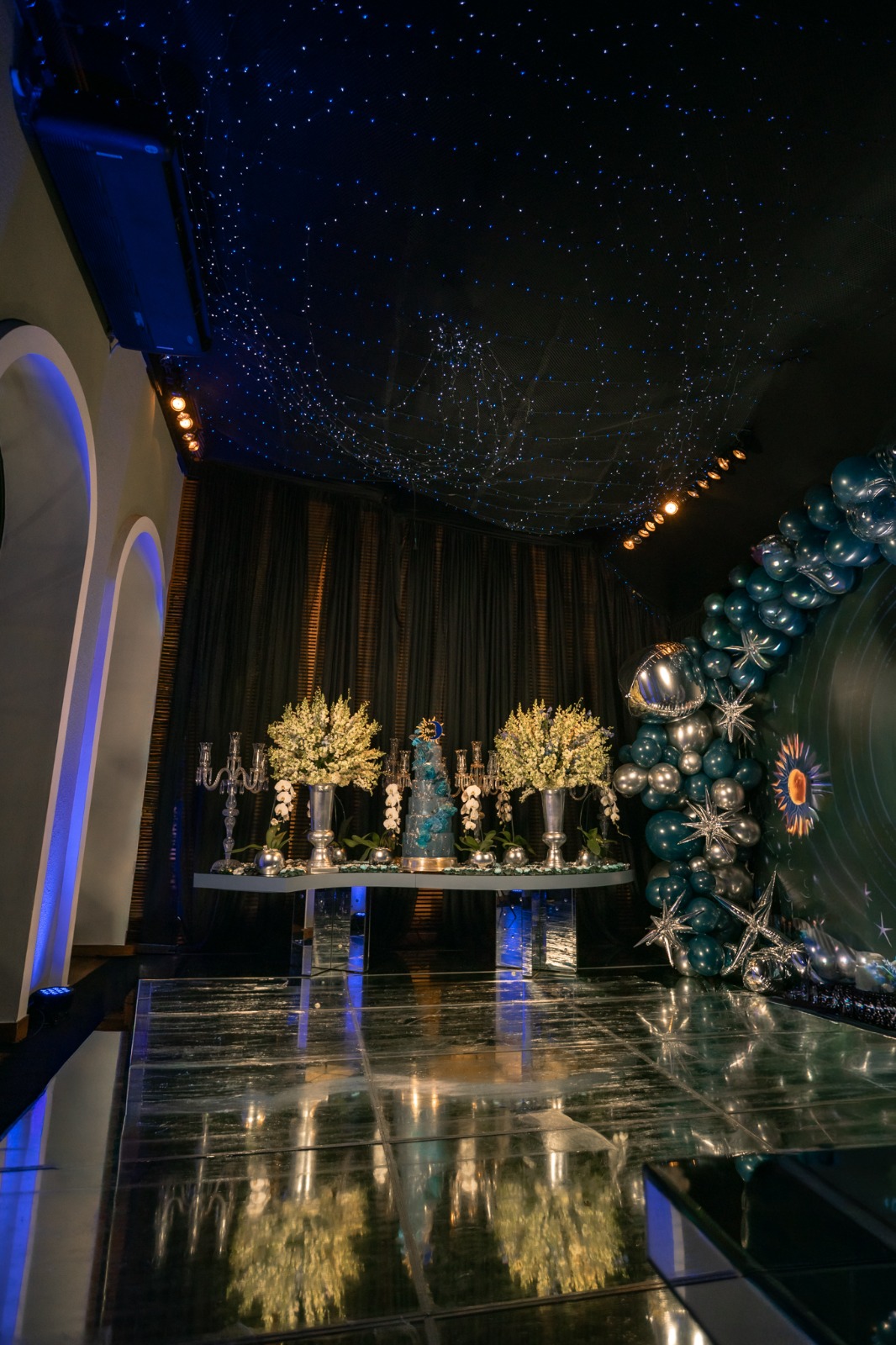 Decoração de festa de 15 anos com teto de céu estrelado