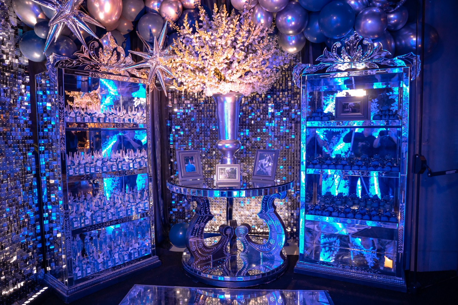 Decoração de 15 anos com painel de cristais azul